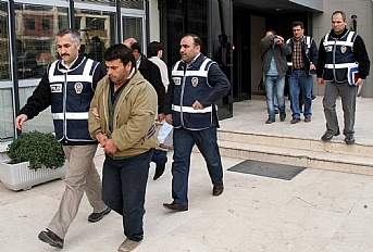 Kumaş yüklü kamyonet çalıp aracı ateşe verdi