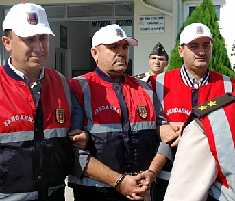 Cesedini beton bağlayıp dereye attı