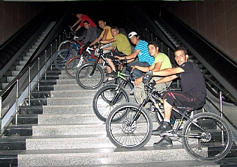 Gündüz çalışıp, gece pedal çeviriyorlar