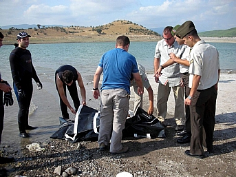 Serinlemek için baraja giren 2 kişi boğuldu