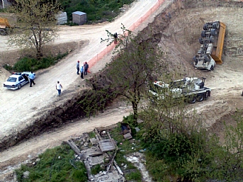 İnşaat kazısına düşen kamyonda can pazarı