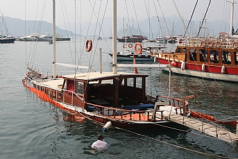 Marmaris'te bir tekne su alarak battı
