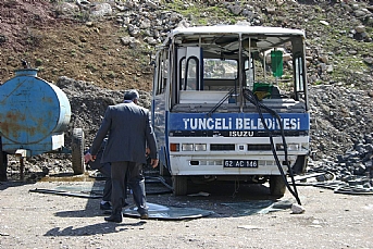 Tunceli'de Belediye araçları tahrip edildi